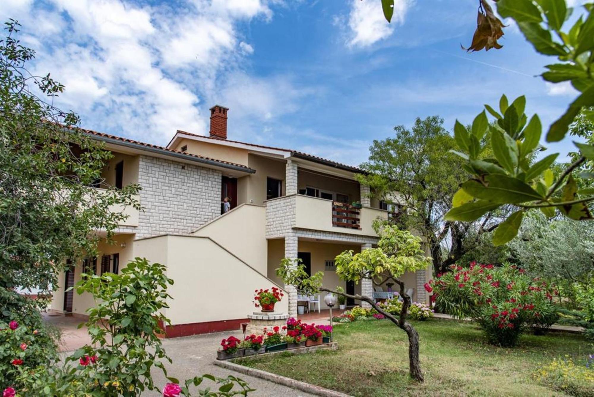 Flower Garden Rhapsody - Modern Family Apartments Near Fazana Luaran gambar